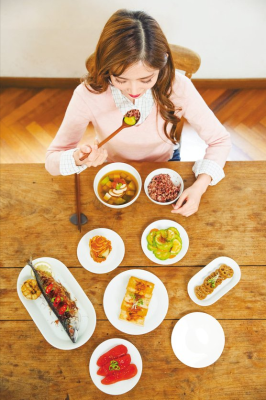 식사 전 음식 칼로리·영양소 꼼꼼히 따지고, 식사 땐 친구와 영상통화 하며 천천히 먹고